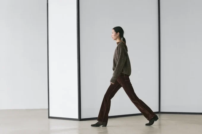 Högmidjade flockade bootcut-jeans