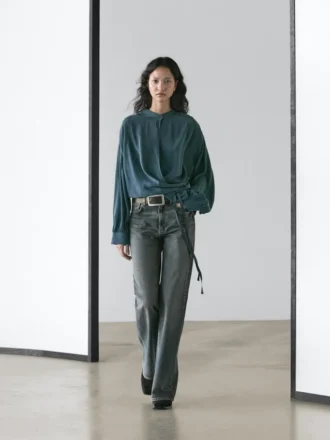 Flödande blus med överlappande framsida