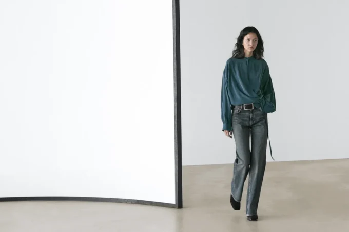 Jeans med rak passform och utsvängda ben i mellanhög midja