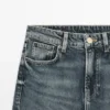Jeans med rak passform och utsvängda ben i mellanhög midja