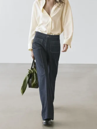 Jeans med utsvängd passform, hög midja och fickor