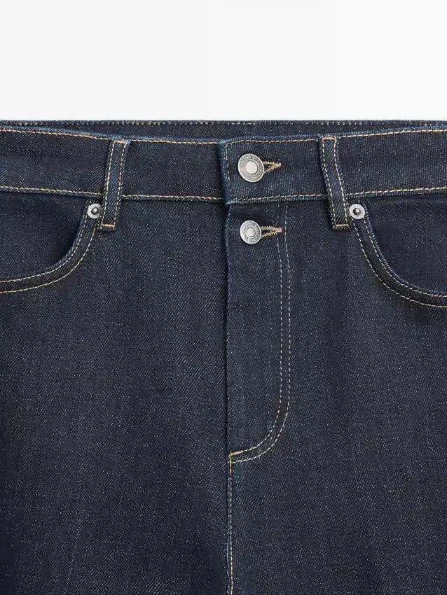 Jeans med utsvängd passform och hög midja Jeans med utsvängd passform och hög midja