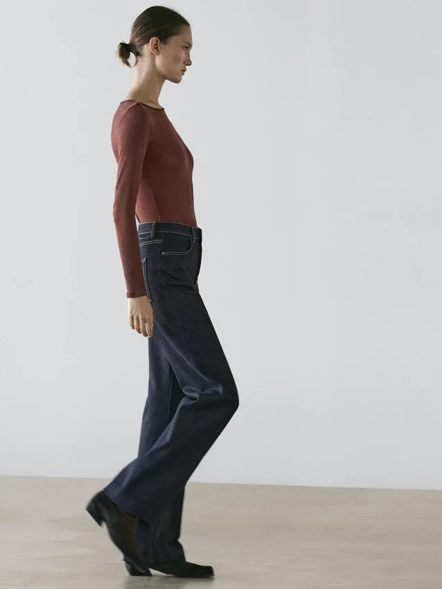 Jeans med utsvängd passform och hög midja Jeans med utsvängd passform och hög midja