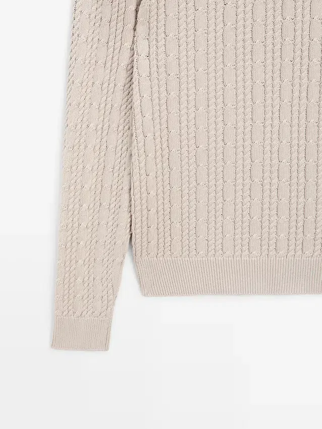 Kabelstickad tröja i 100 % bomull med rund hals Kabelstickad tröja i 100 % bomull med rund hals