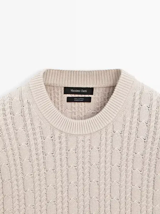 Kabelstickad tröja i 100 % bomull med rund hals Kabelstickad tröja i 100 % bomull med rund hals