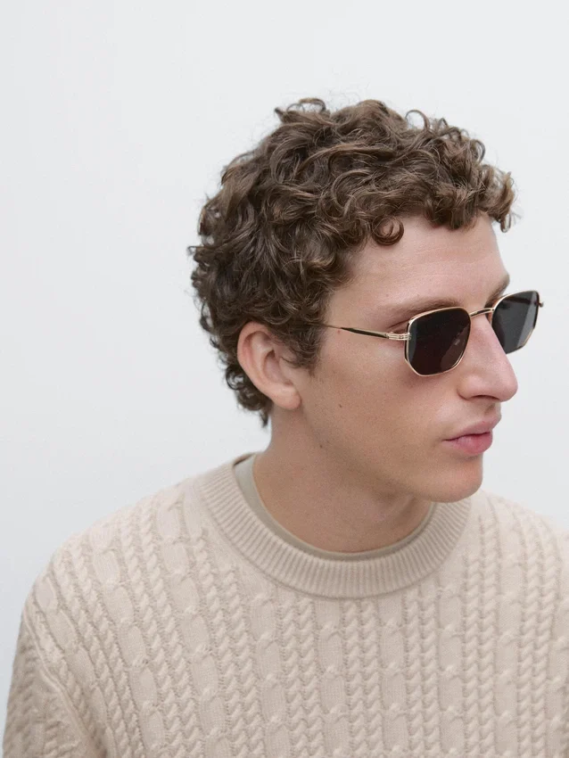 Kabelstickad tröja i 100 % bomull med rund hals Kabelstickad tröja i 100 % bomull med rund hals