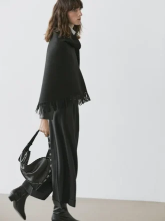 Kapp i ullblandning med fransar