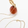 Kedjehalsband med glasdetalj i form av en citron