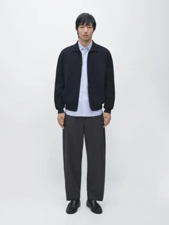 Kofta i 100 % bomullstrikå med polokrage