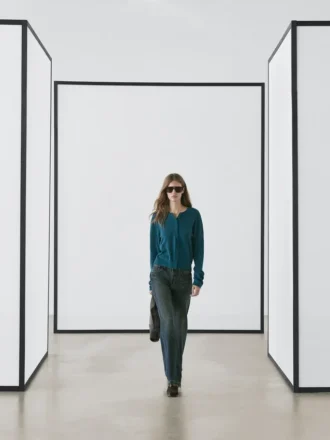 Kofta i ullstickat tyg med täckta knappar