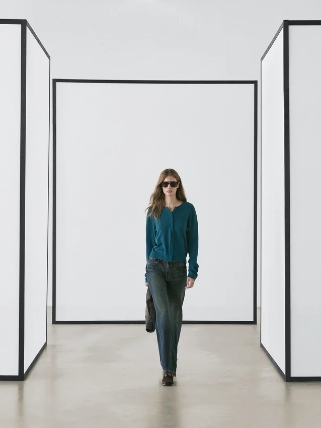 Kofta i ullstickat tyg med täckta knappar Kofta i ullstickat tyg med täckta knappar