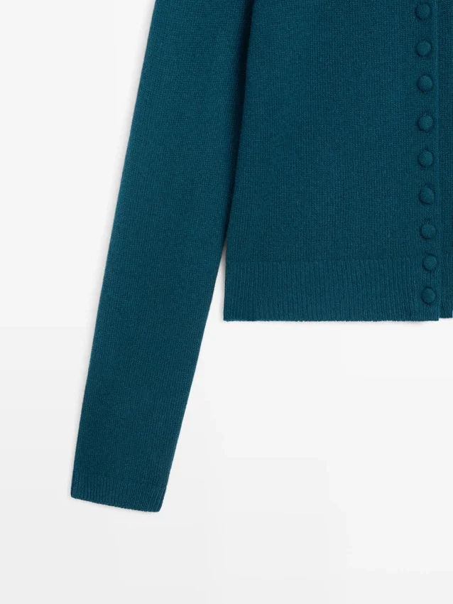 Kofta i ullstickat tyg med täckta knappar Kofta i ullstickat tyg med täckta knappar