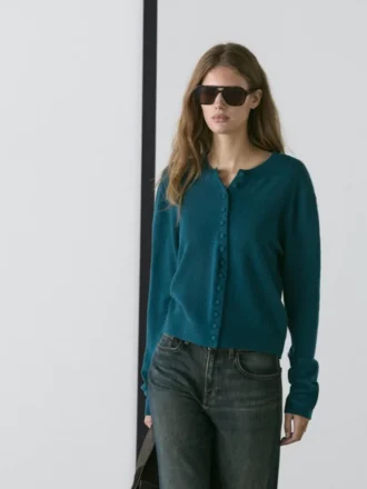 Kofta i ullstickat tyg med täckta knappar