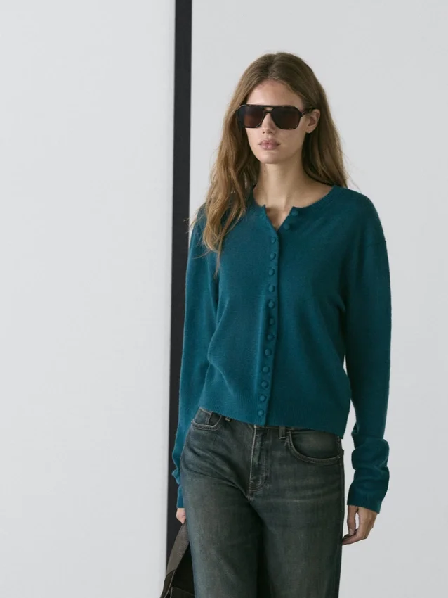 Kofta i ullstickat tyg med täckta knappar Kofta i ullstickat tyg med täckta knappar