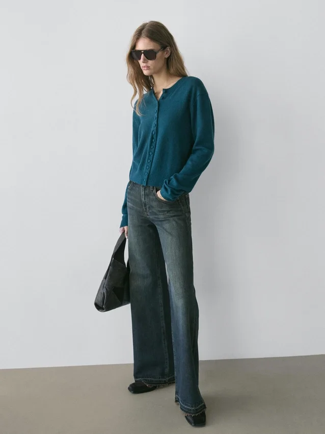 Kofta i ullstickat tyg med täckta knappar Kofta i ullstickat tyg med täckta knappar