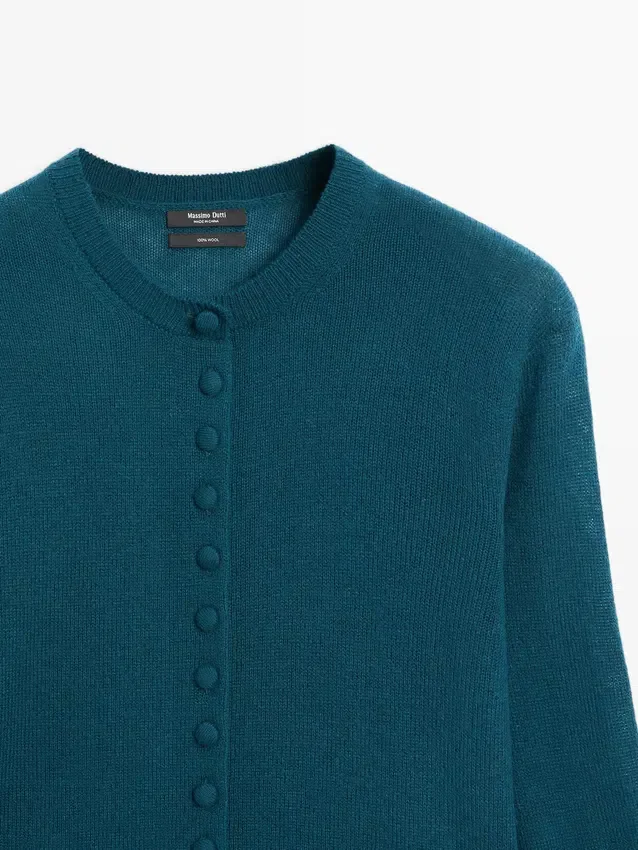 Kofta i ullstickat tyg med täckta knappar Kofta i ullstickat tyg med täckta knappar