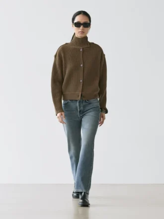 Koftor i ullstickat med knappdetaljer