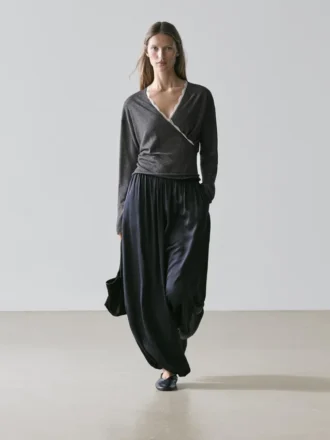 Korslagd stickad koftor med spetsdetaljer