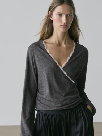 Korslagd stickad koftor med spetsdetaljer