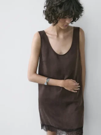 Kort, flödande klänning med spetsdetaljer