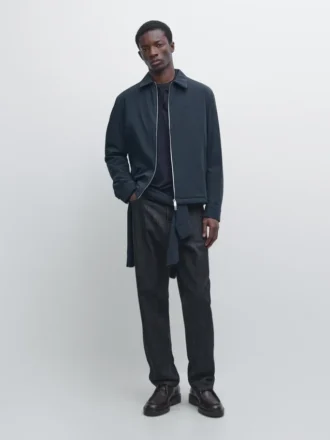 Kort jacka med fickdetaljer