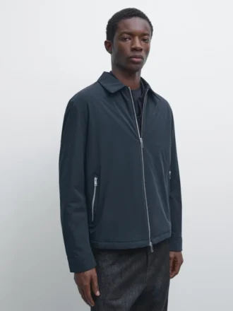 Kort jacka med fickdetaljer