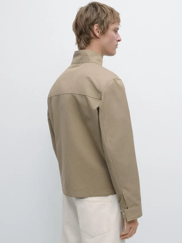 Kort jacka med fickdetaljer Kort jacka med fickdetaljer