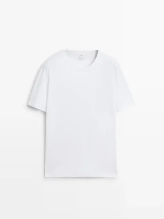 Kortärmad pyjamasöverdel och randiga byxor