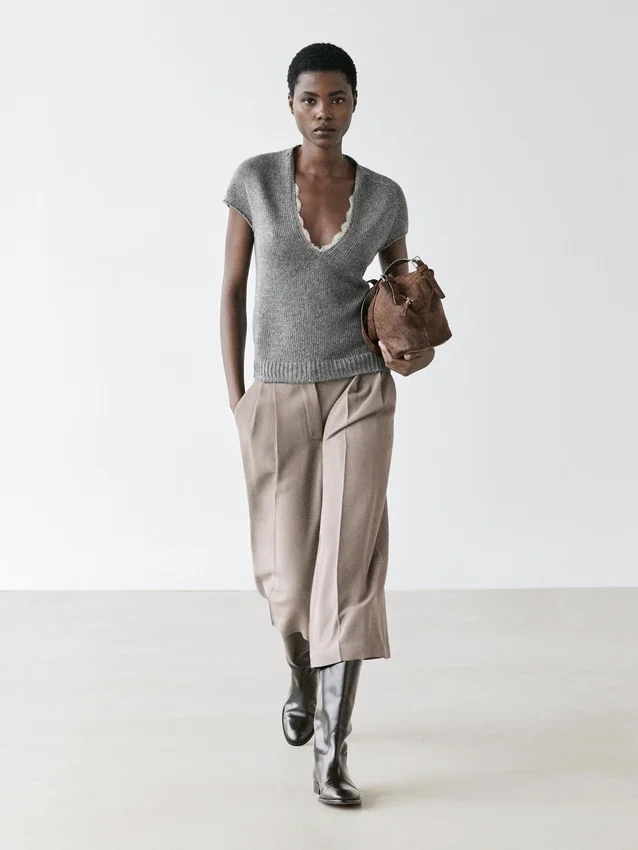 Kortärmad stickad tröja med spets Kortärmad stickad tröja med spets