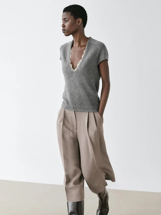 Kortärmad stickad tröja med spets Kortärmad stickad tröja med spets