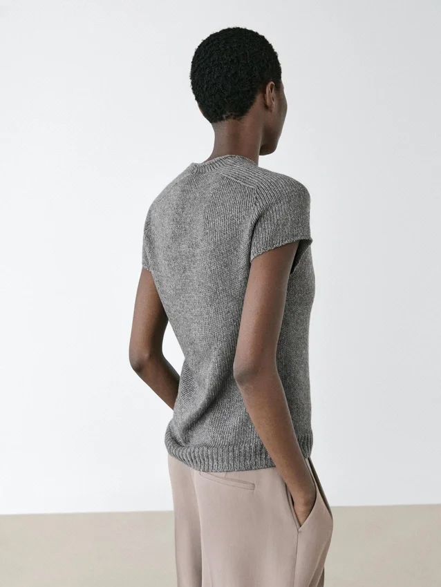 Kortärmad stickad tröja med spets Kortärmad stickad tröja med spets