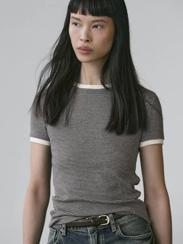 Kortärmad T-shirt med kontrastdetaljer Kortärmad T-shirt med kontrastdetaljer