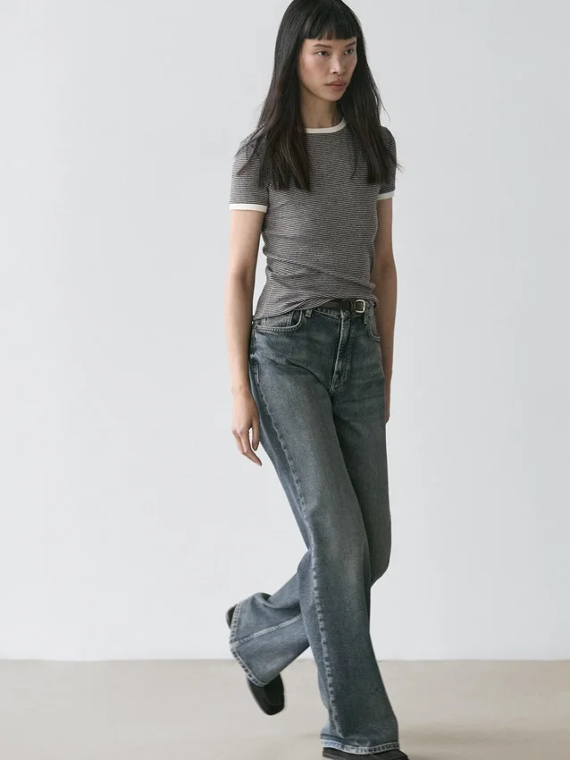 Kortärmad T-shirt med kontrastdetaljer Kortärmad T-shirt med kontrastdetaljer