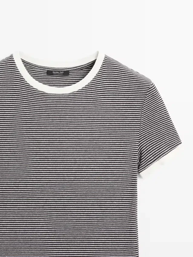 Kortärmad T-shirt med kontrastdetaljer Kortärmad T-shirt med kontrastdetaljer