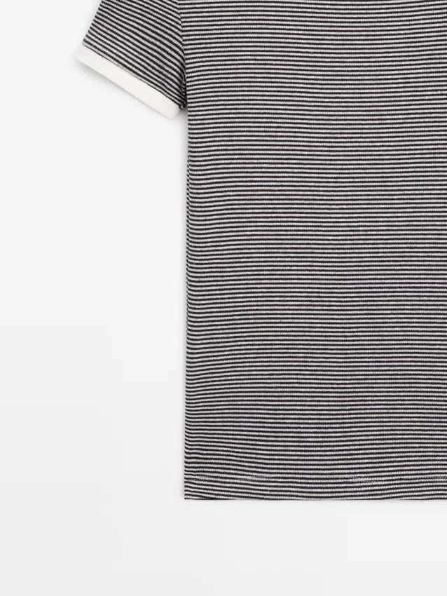 Kortärmad T-shirt med kontrastdetaljer Kortärmad T-shirt med kontrastdetaljer