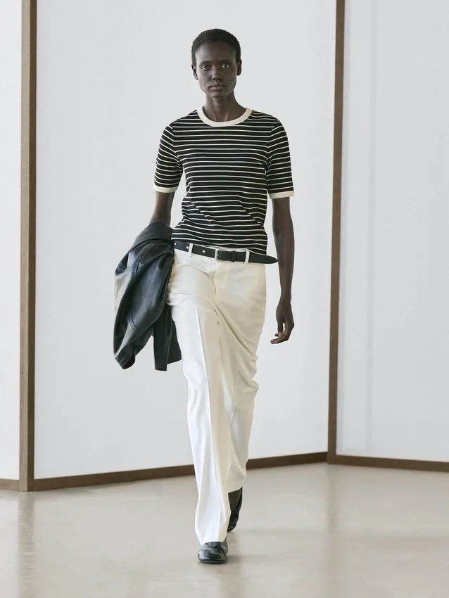 Kortärmad T-shirt med kontrastränder Kortärmad T-shirt med kontrastränder