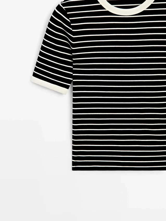 Kortärmad T-shirt med kontrastränder Kortärmad T-shirt med kontrastränder
