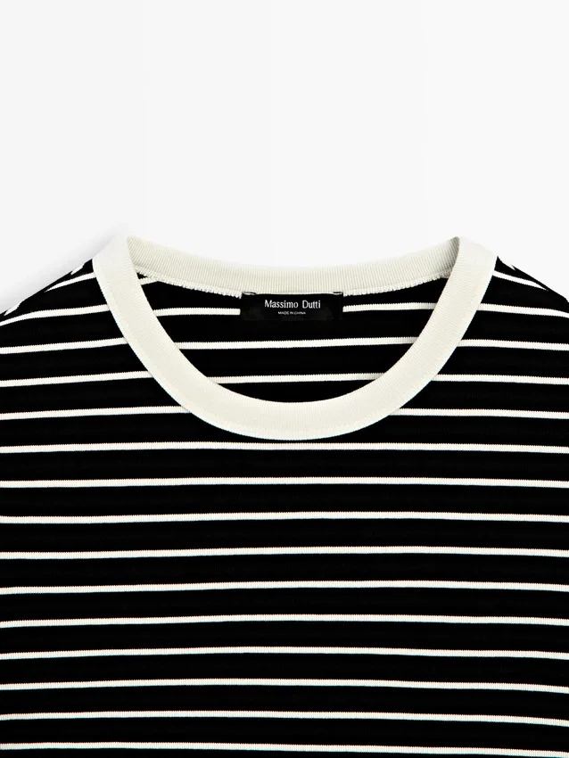 Kortärmad T-shirt med kontrastränder Kortärmad T-shirt med kontrastränder