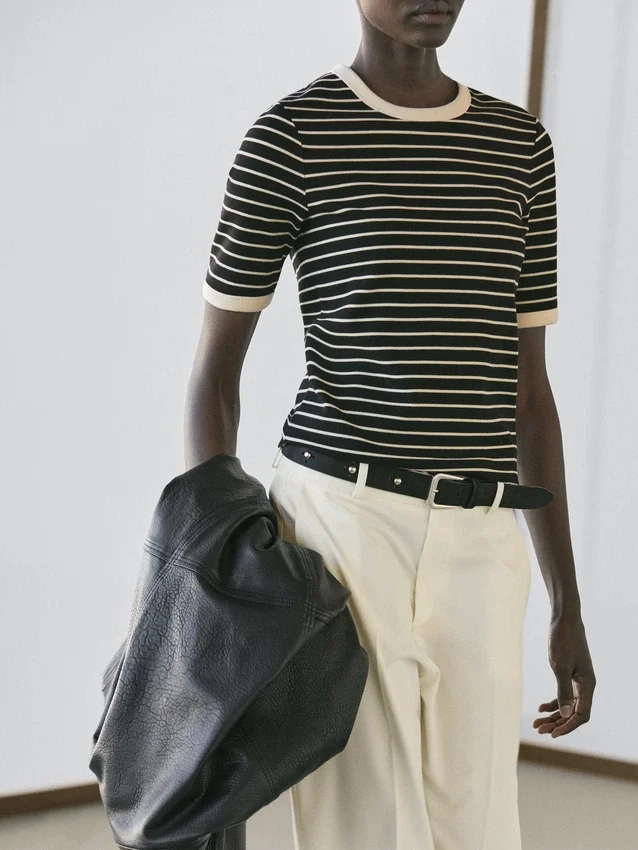 Kortärmad T-shirt med kontrastränder Kortärmad T-shirt med kontrastränder