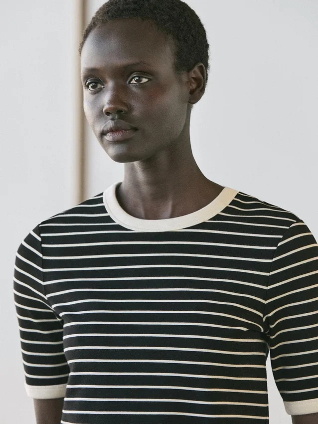 Kortärmad T-shirt med kontrastränder Kortärmad T-shirt med kontrastränder