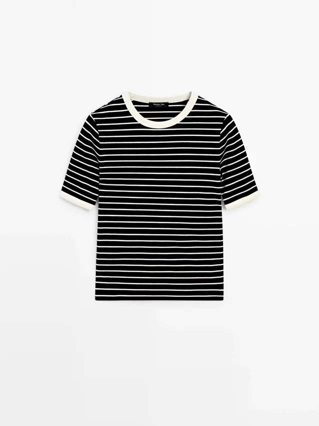 Kortärmad T-shirt med kontrastränder Kortärmad T-shirt med kontrastränder