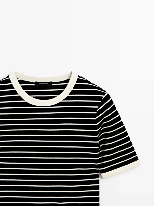 Kortärmad T-shirt med kontrastränder Kortärmad T-shirt med kontrastränder