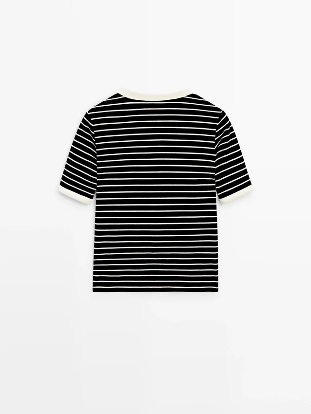 Kortärmad T-shirt med kontrastränder Kortärmad T-shirt med kontrastränder