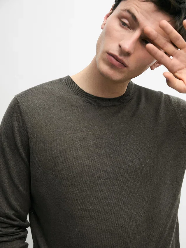 Linne-stickad tröja med rund hals Linne-stickad tröja med rund hals