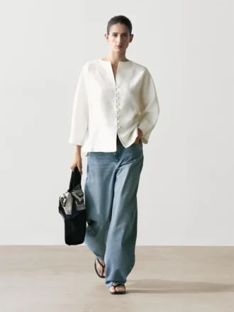 Linnejacka med knappdetaljer