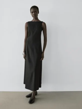 Lång, flödande klänning i linneblandning