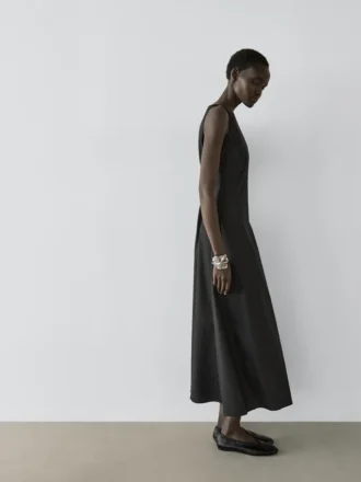 Lång, flödande klänning i linneblandning