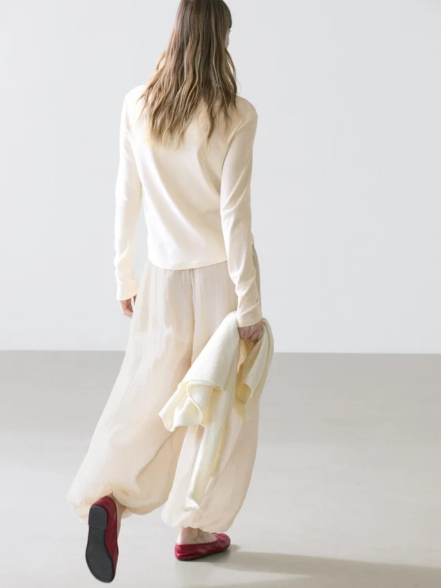 Långärmad T-shirt med rundad nederkant Långärmad T-shirt med rundad nederkant