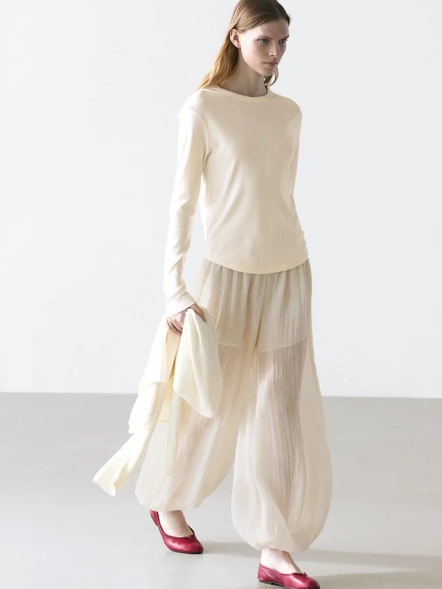 Långärmad T-shirt med rundad nederkant Långärmad T-shirt med rundad nederkant