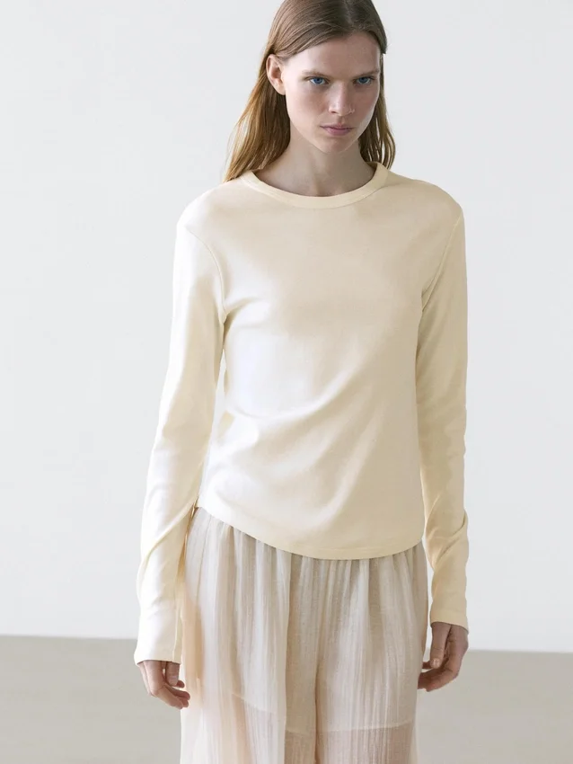 Långärmad T-shirt med rundad nederkant Långärmad T-shirt med rundad nederkant